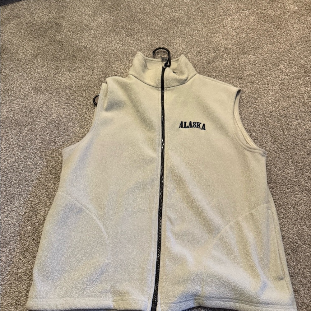 Alaska Fleece Vest in beige

Fits like M